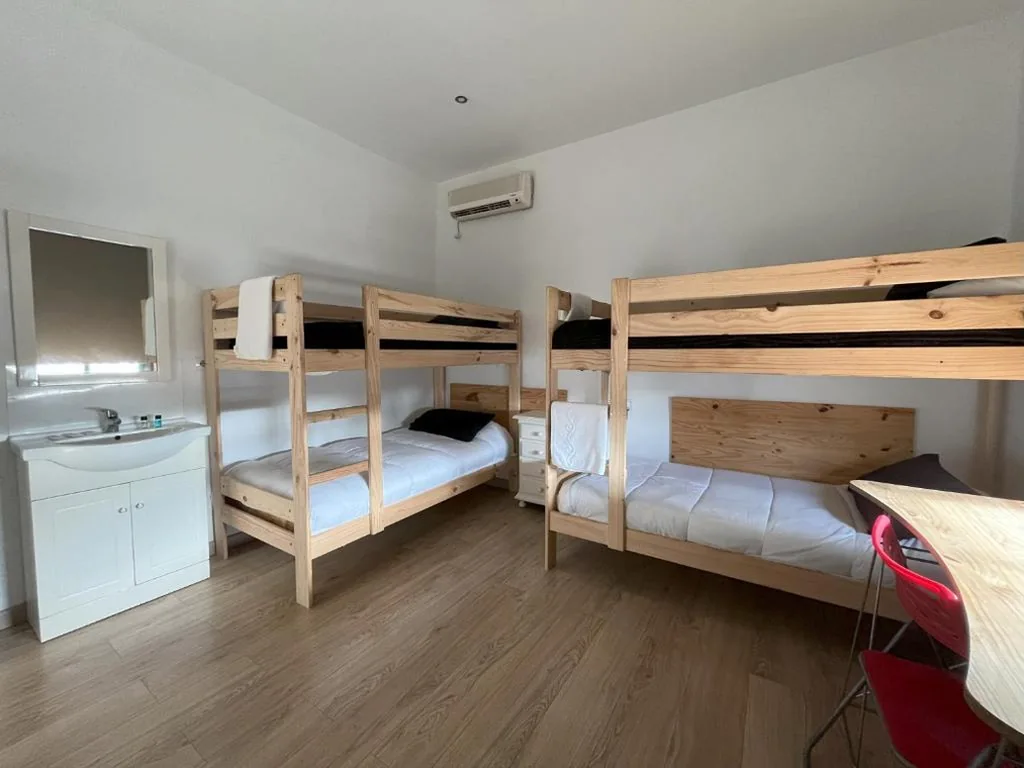 Camera quadrupla con bagno in comune — Pensión Galicia