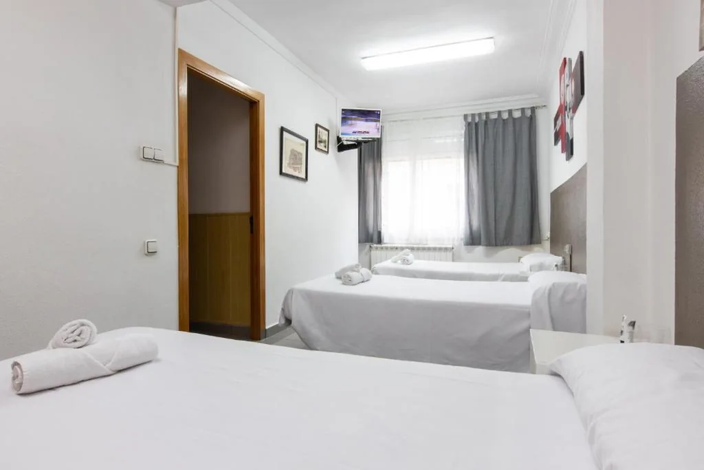 Quarto Triplo Básico com casa de banho partilhada — Pensión Galicia