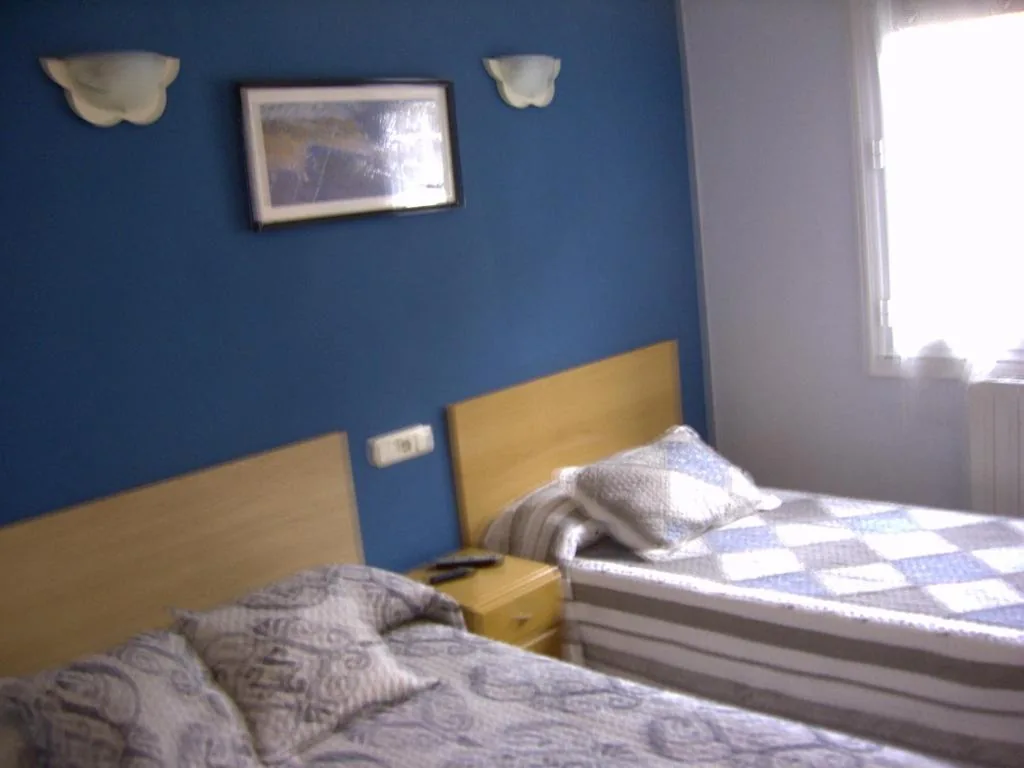 Habitación Doble con cama supletoria y baño compartido — Pensión Gema