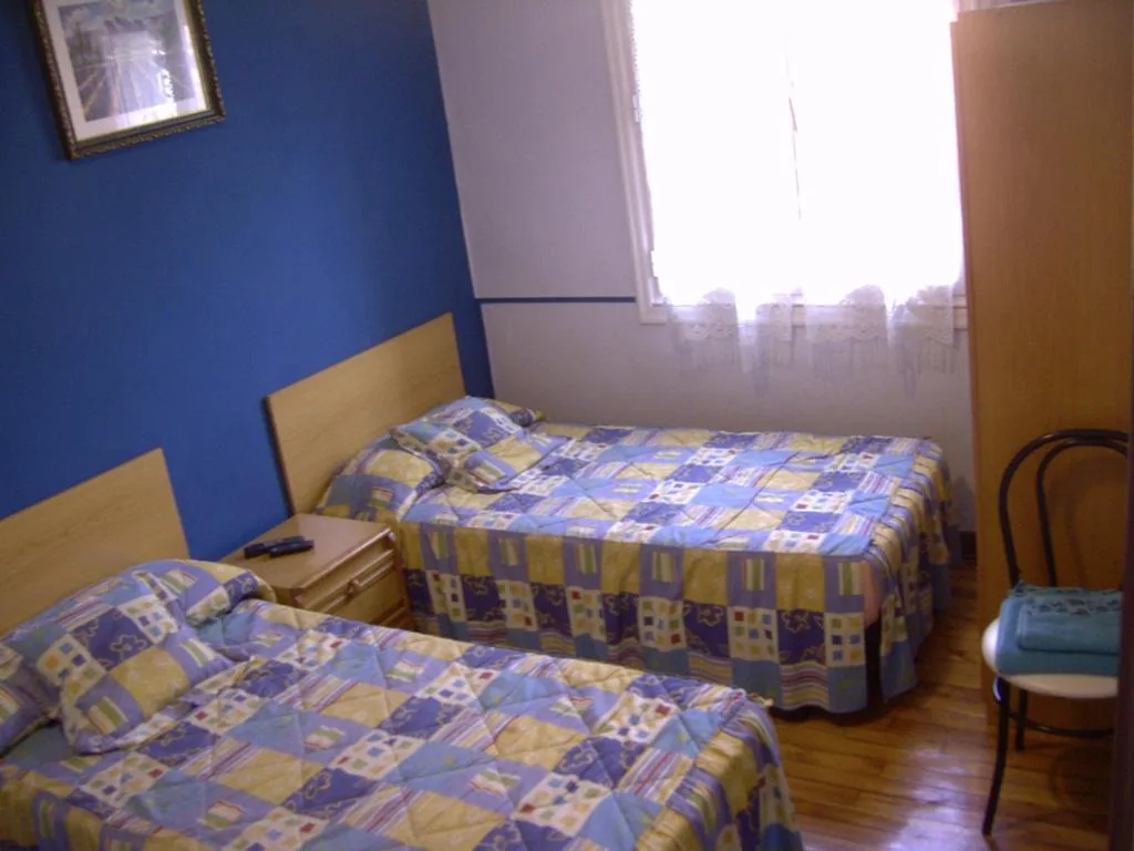 Habitación Doble con ducha y lavabo - 2 camas — Pensión Gema