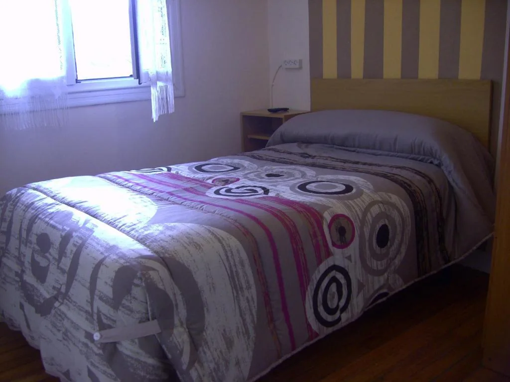 Habitación Individual con baño compartido — Pensión Gema