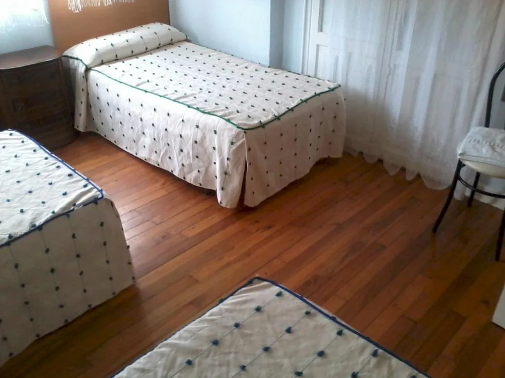 Habitación Triple Básica con baño compartido — Pensión Gema