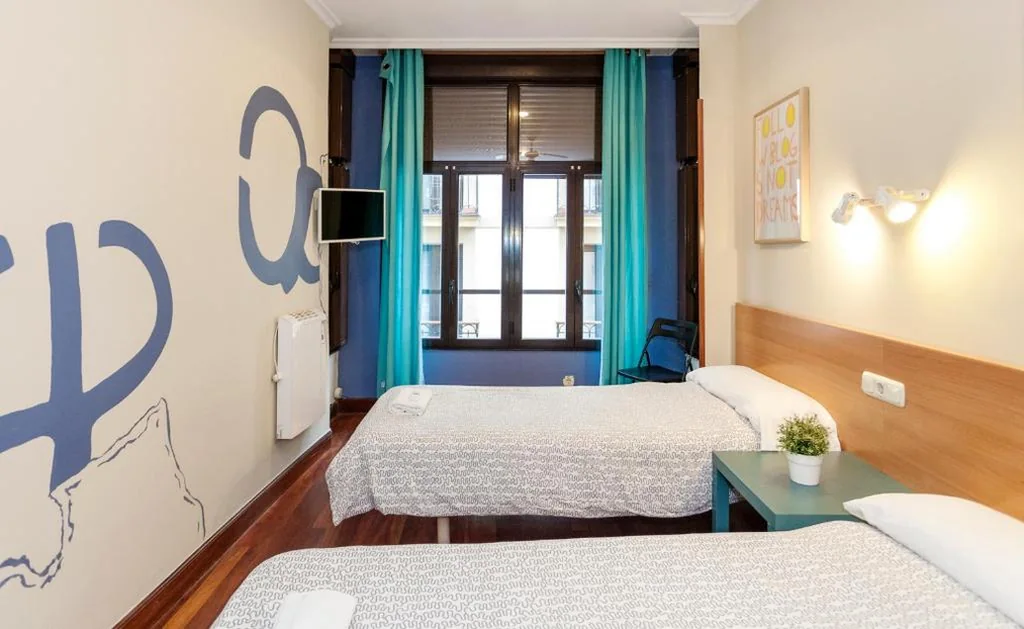 Standardzimmer mit Gemeinschaftsbad – 2 Betten — Pensión Goiko