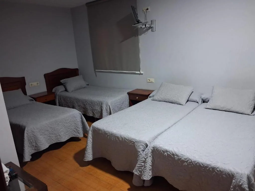 Camera quadrupla con bagno privato — Pension Grilo