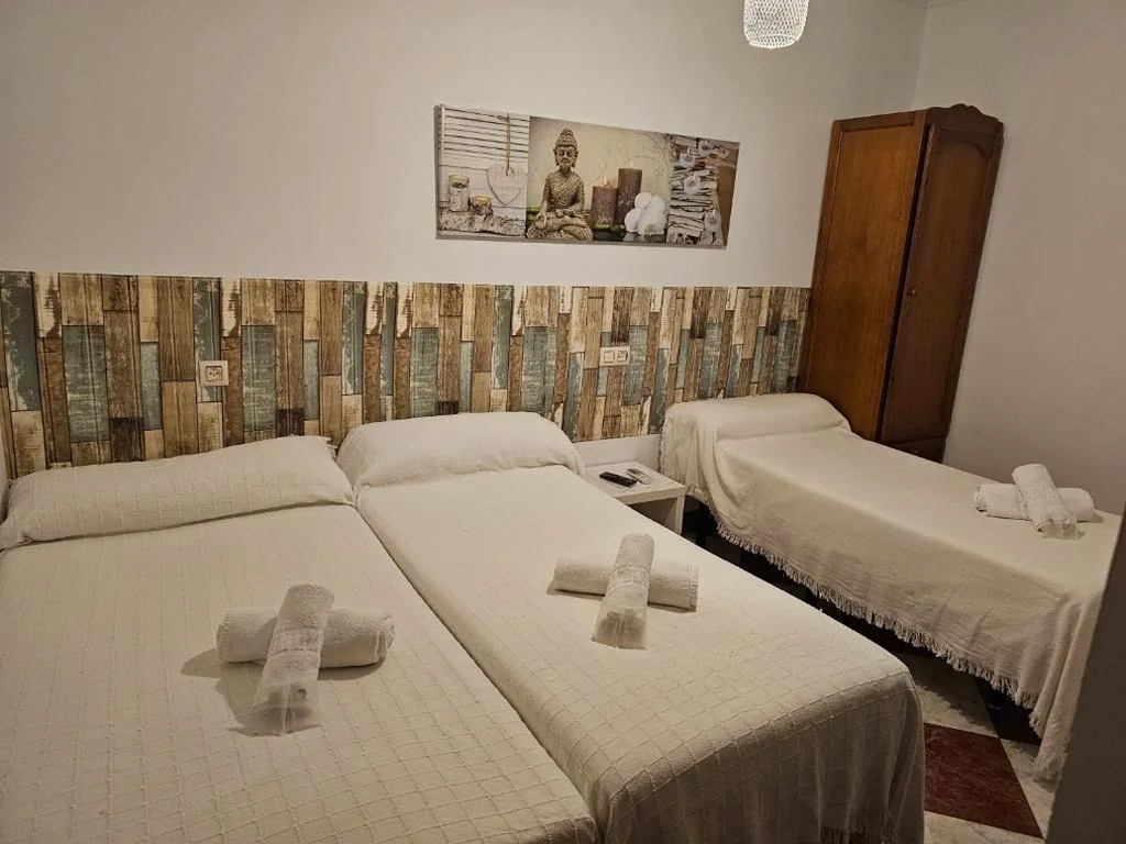 Basic Triple Room — Pension Hidalgo 1