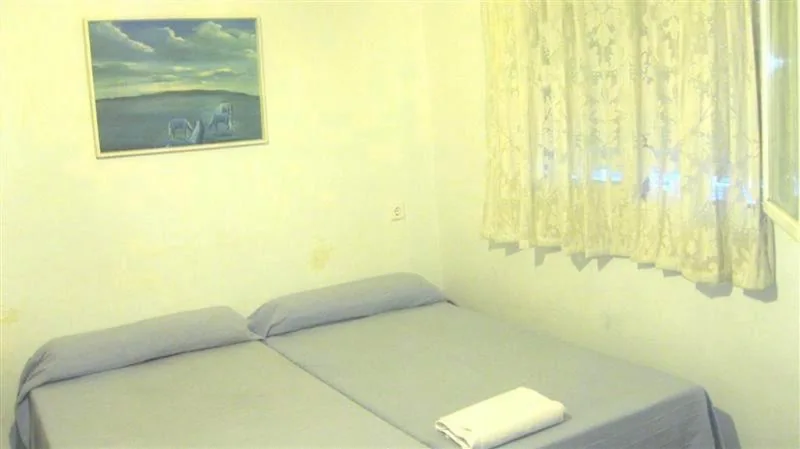 Tweepersoonskamer met gedeelde badkamer - 2 bedden — Pensión Iglesias