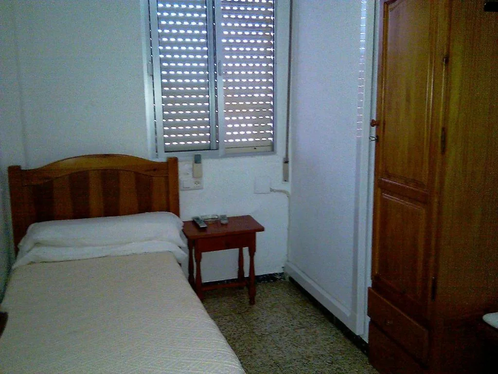 Habitación Individual con baño compartido — Pensión Ignacio
