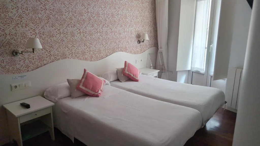 Chambre double avec salle de bains privative - 2 lits — Pensión Iribar