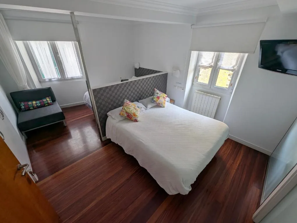 Chambre familiale avec salle de bains privative — Pensión Iribar