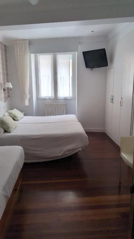 Chambre triple avec salle de bains privative — Pensión Iribar