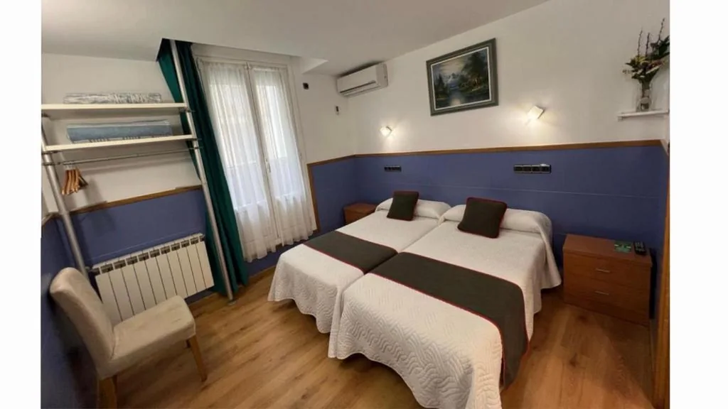 Camera doppia con letto supplementare - 2 letti — Pensión Irune by Vivere Stays