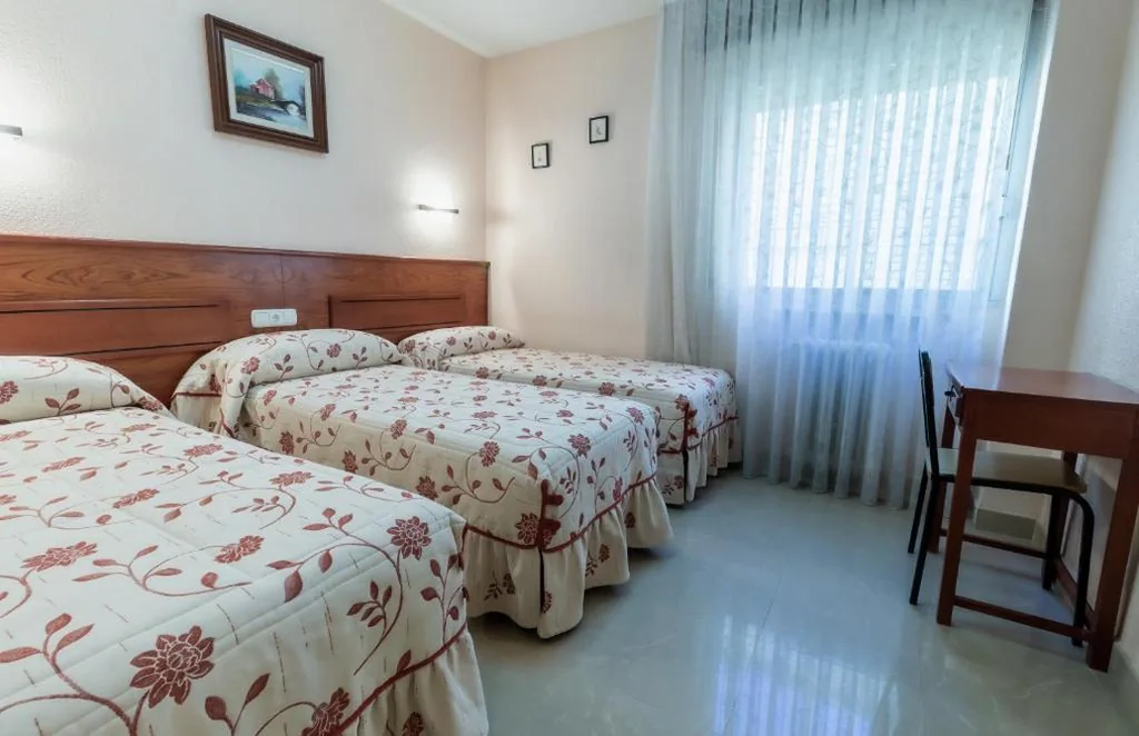 Camera doppia con bagno in comune - 2 letti — Pensión Isabel by Vivere Stays