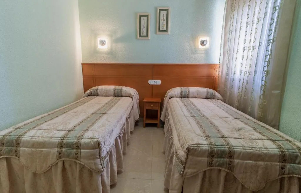 Camera doppia con bagno privato - 2 letti — Pensión Isabel by Vivere Stays