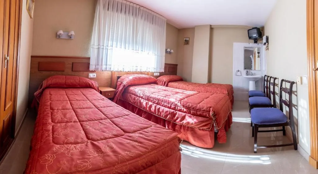 Camera tripla con bagno in comune — Pensión Isabel by Vivere Stays