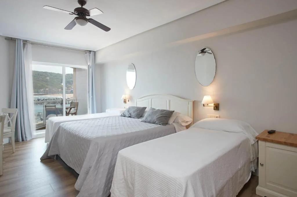 Vierbettzimmer mit Balkon — Pensión Itxasoa