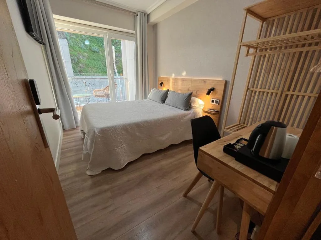 Standard-Doppelzimmer mit Bergblick — Pensión Itxasoa