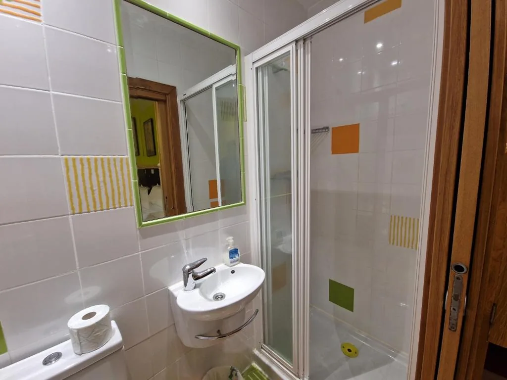 Habitación Doble - 2 camas — Pension Izar Bat Guesthouse - Self Check-in