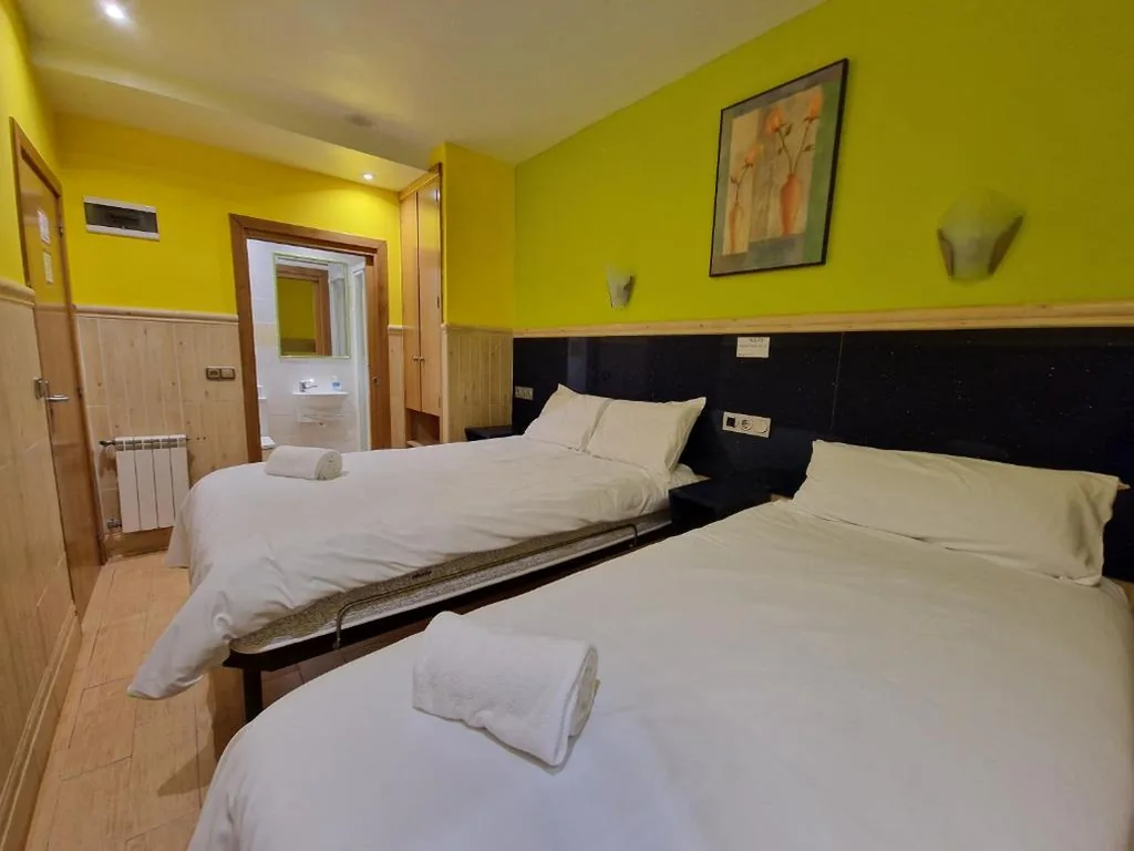 Habitación Doble - 2 camas — Pension Izar Bat Guesthouse - Self Check-in