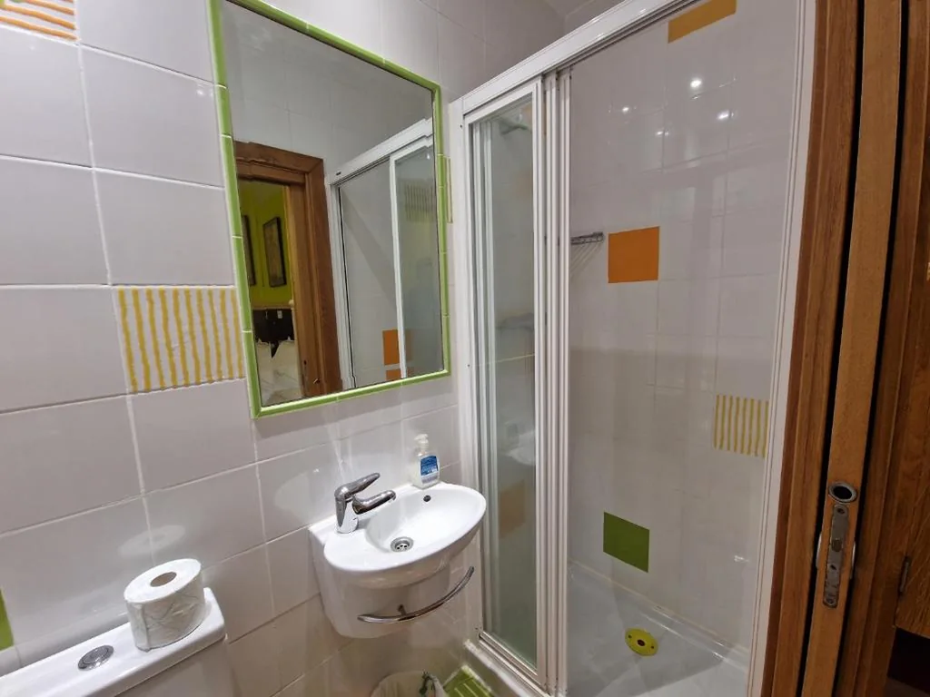 Habitación Doble - 2 camas — Pension Izar Bat Guesthouse - Self Check-in