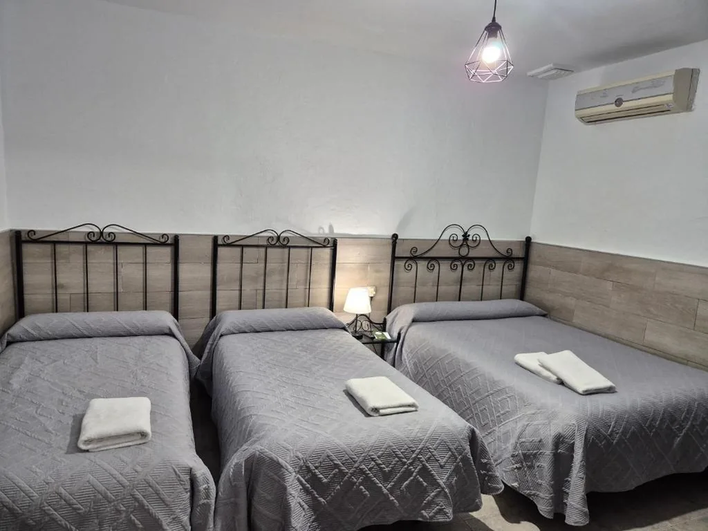 Habitación Cuádruple con baño compartido — Pensión Javier