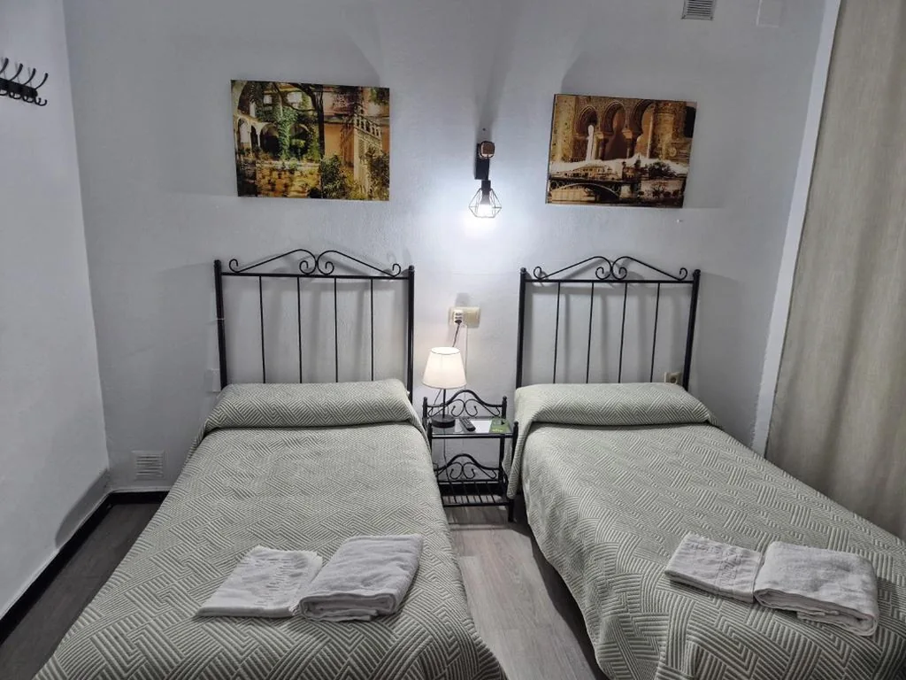 Habitación Doble con baño compartido - 1 o 2 camas — Pensión Javier
