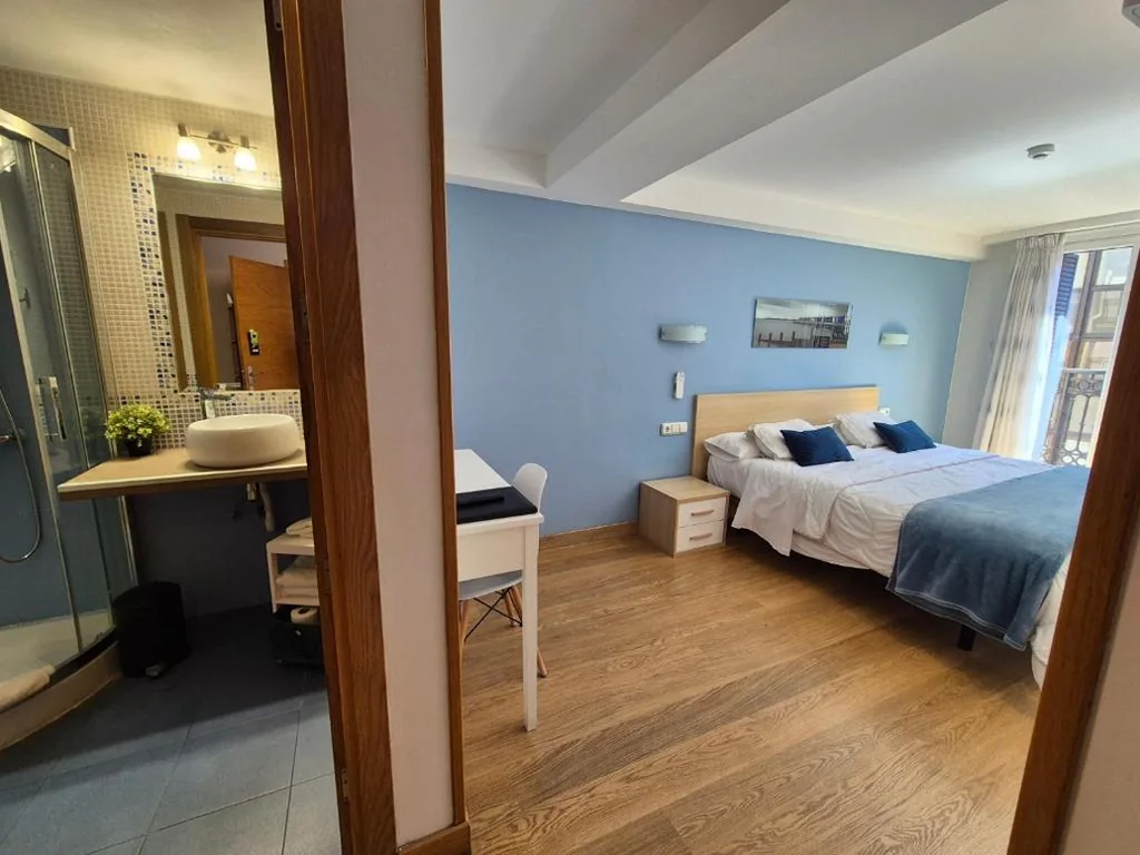 Habitación Doble con balcón - 1 o 2 camas — Pension Joakina