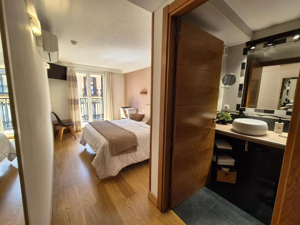 Habitación Doble con balcón — Pension Joakina
