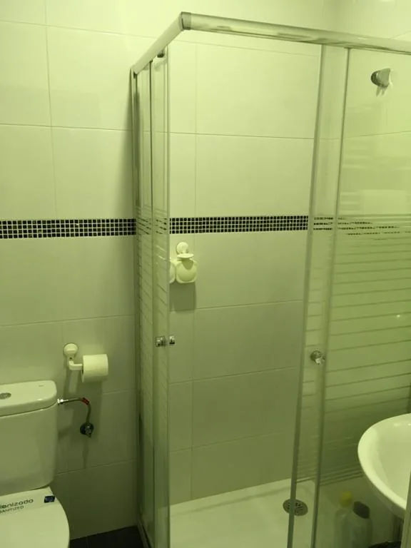 バスルーム付き4人用客室 — Pensión La Bilbaina - Albergue Logroño