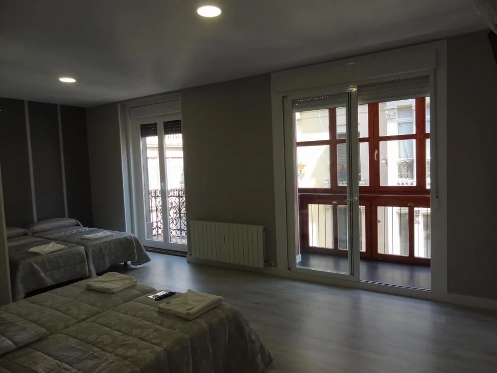 バスルーム付き4人用客室 — Pensión La Bilbaina - Albergue Logroño