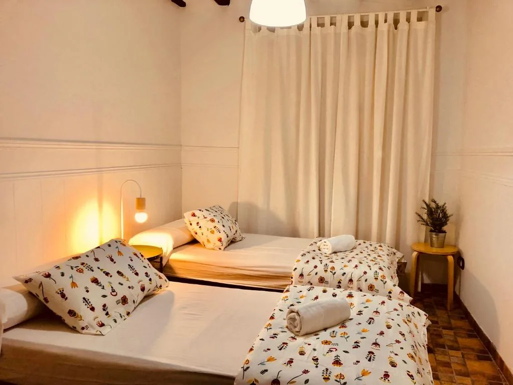 Habitación Doble con baño compartido - 2 camas — Pensión La Cantarera