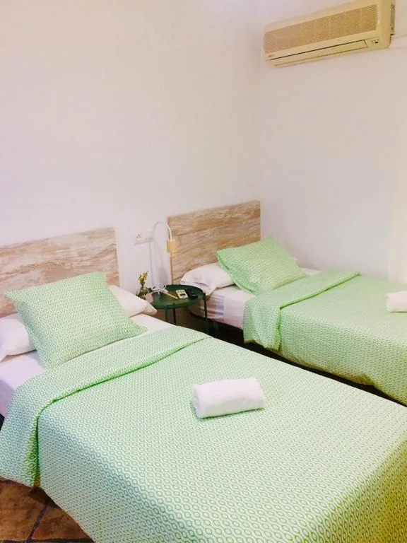 Habitación Doble con ducha - 2 camas — Pensión La Cantarera