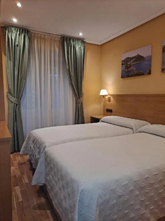 Habitación Doble Económica - 2 camas — Pensión La Concha
