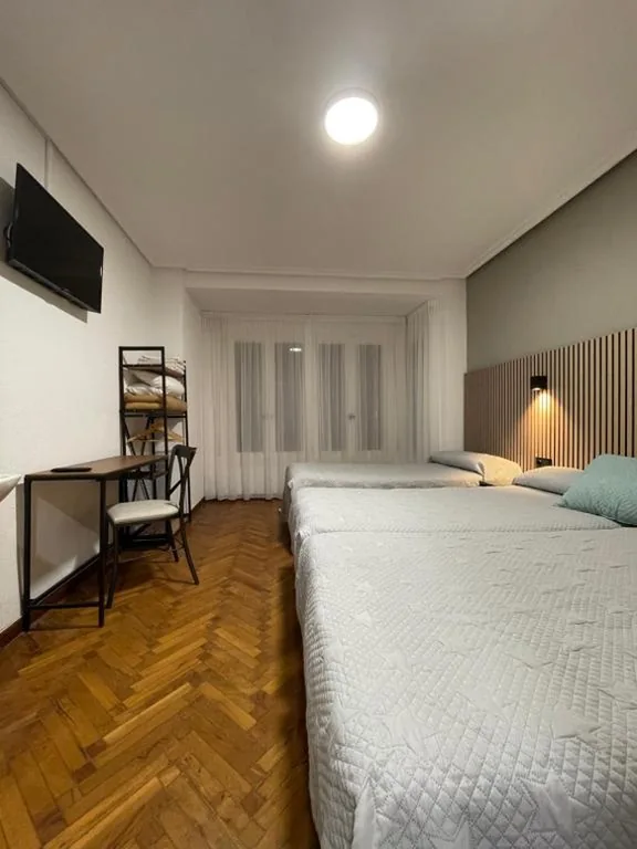 Einfaches Dreibettzimmer mit Gemeinschaftsbad — Pensión La Encina
