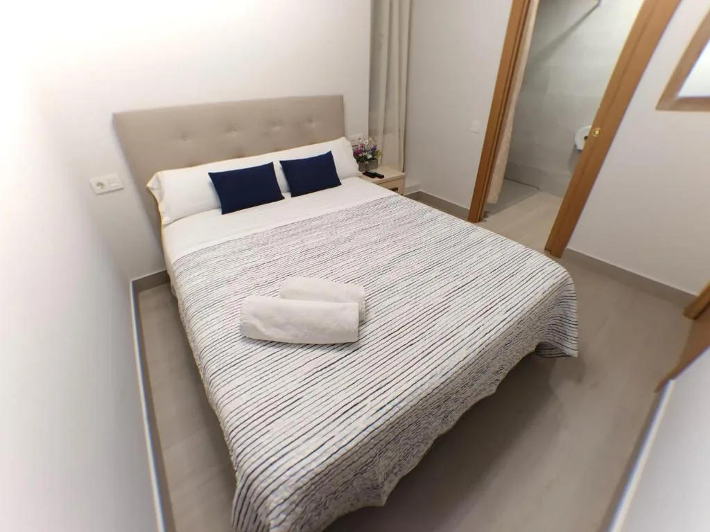 Camera accessibile a persone con mobilità ridotta - letto matrimoniale grande — Pensión La Estación