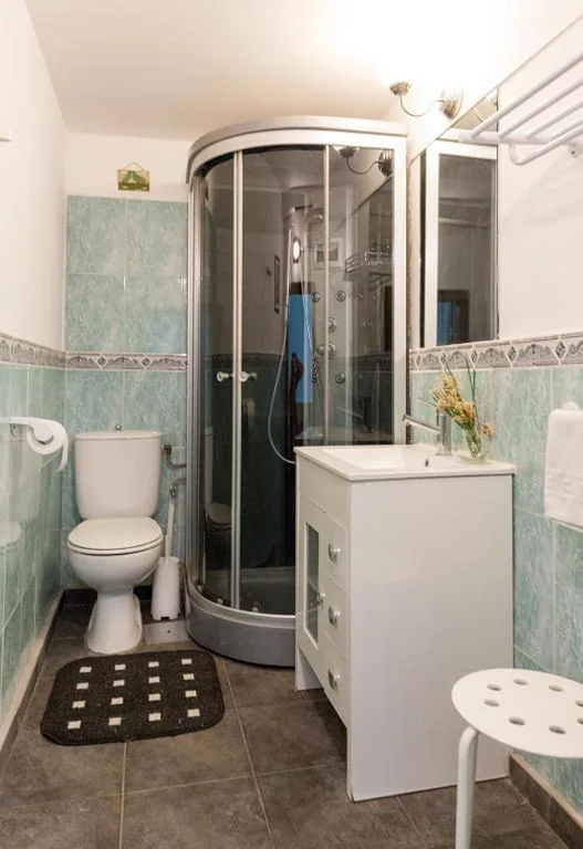 Quarto Duplo com casa de banho privativa externa — Pensión La Fruta