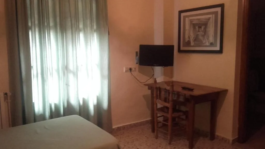 Doppelzimmer mit Balkon – 2 Betten — Pensión La Fuente