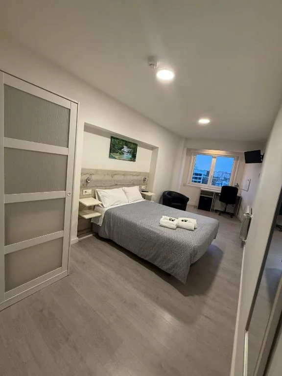 Camera doppia ampia con bagno in comune — Pensión La Intermodal