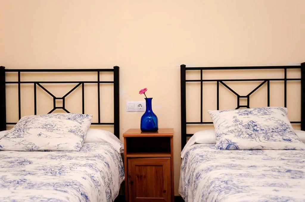Doppelzimmer mit eigenem Bad – 2 Betten — Pensión La Montoreña