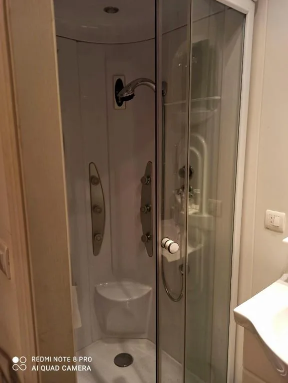 Habitación Doble con baño privado - 1 o 2 camas — PENSION LA PARADA