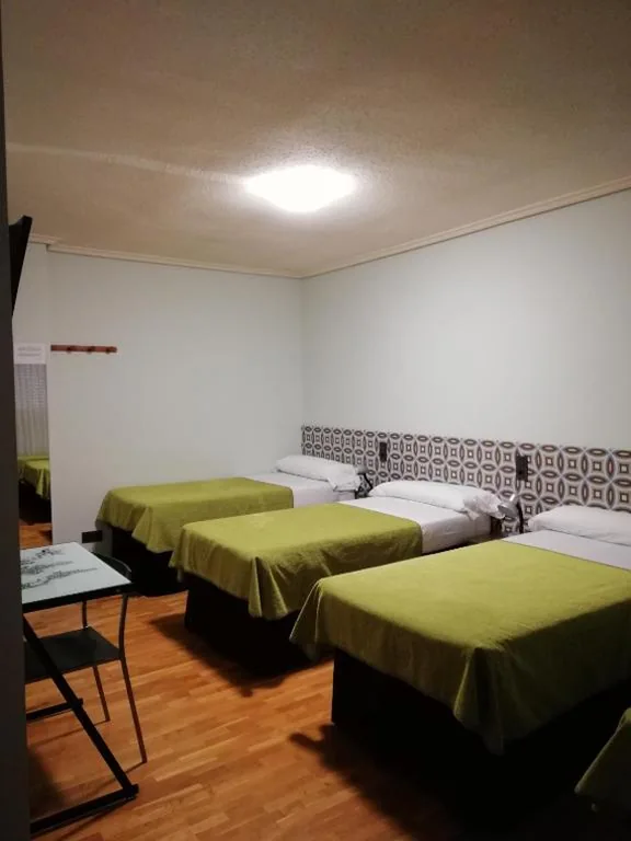 Chambre quadruple avec salle de bains commune — Pensión La Rioja