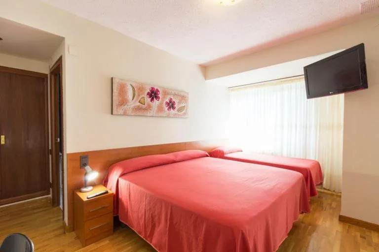 Chambre triple avec salle de bains privative — Pensión La Rioja