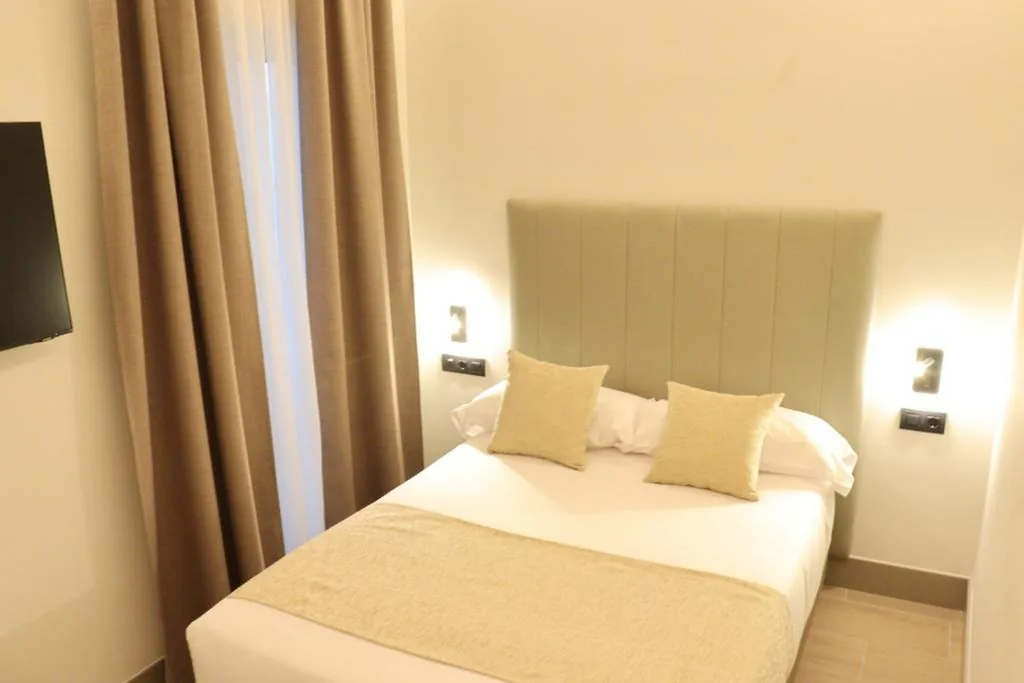 Habitación Doble con baño privado — Pensión La Rúa-Montera