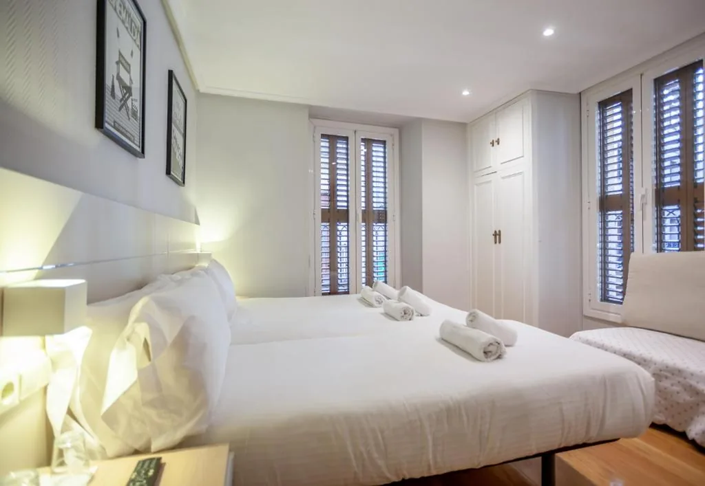 Camera Tripla con bagno in comune — Pension Larrea