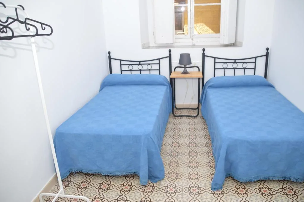 Habitación Doble con baño compartido - 2 camas — Pensión Las Cuatro Naciones