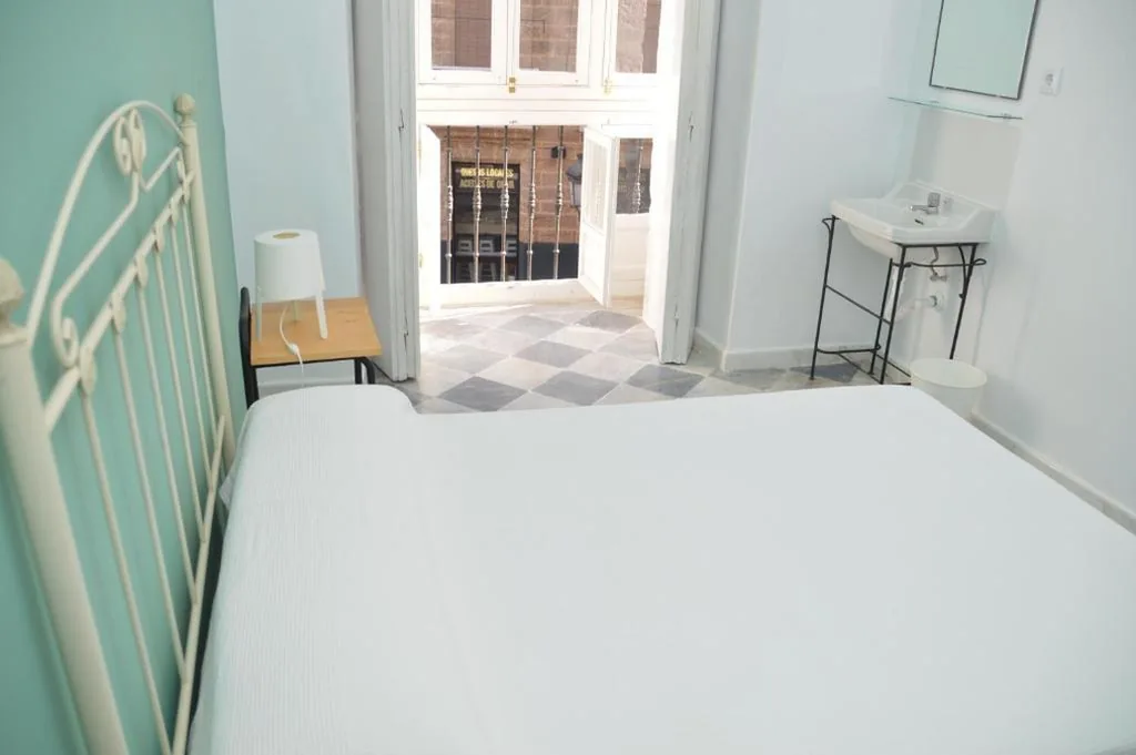 Habitación Doble con baño compartido — Pensión Las Cuatro Naciones