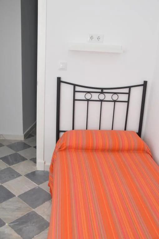 Habitación Individual con baño compartido — Pensión Las Cuatro Naciones