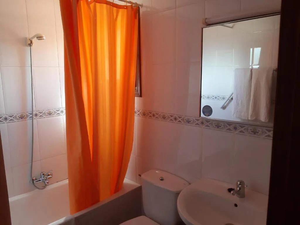 Vierbettzimmer mit eigenem Bad — Pension Las Cuevas de Cañart