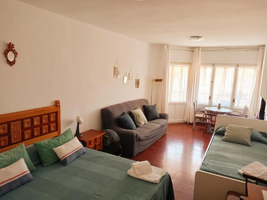Habitación Cuádruple con balcón — Pensión las Hojas