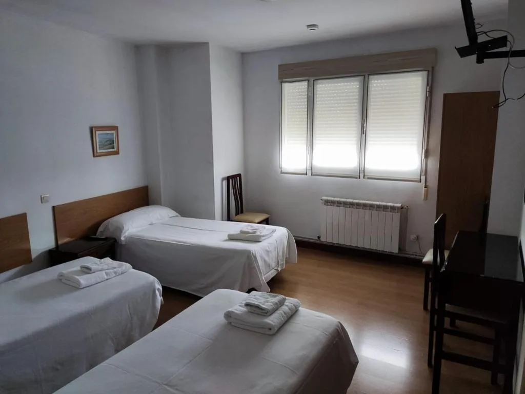 Dreibettzimmer mit eigenem Bad — Pensión Las Matillas