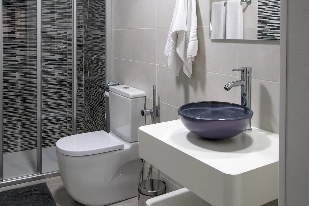 Habitación Doble con baño privado — Pensión Laurel Self Check-in